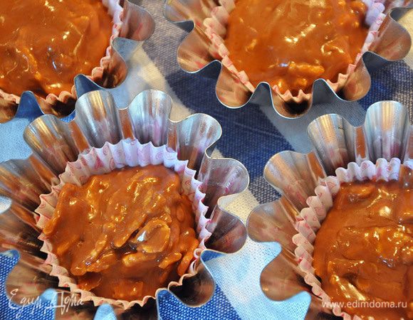 В формочки разложить бумажные формочки. Выложить шоколадную массу.