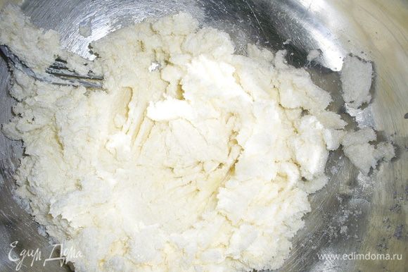 Сливочный маргарин комнатной температуры (можно с успехом заменить маслом) положить в миску, размять вилкой, добавить сахар, перемешать до однородности.