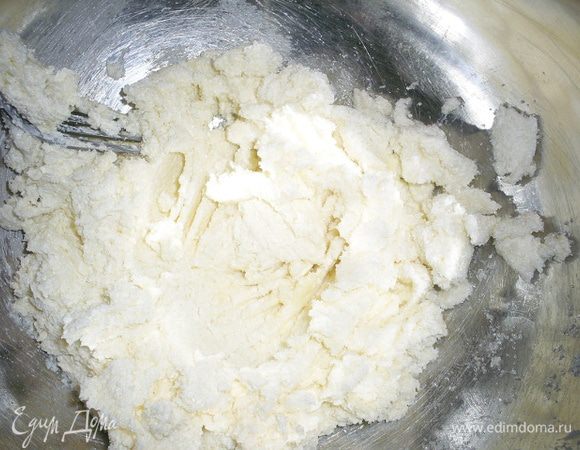 Сливочный маргарин комнатной температуры (можно с успехом заменить маслом) положить в миску, размять вилкой, добавить сахар, перемешать до однородности.