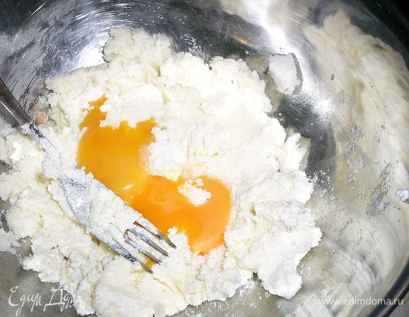 Отделяем желтки от белков. Желтки добавляем к маргарину с сахаром, растираем до однородности.