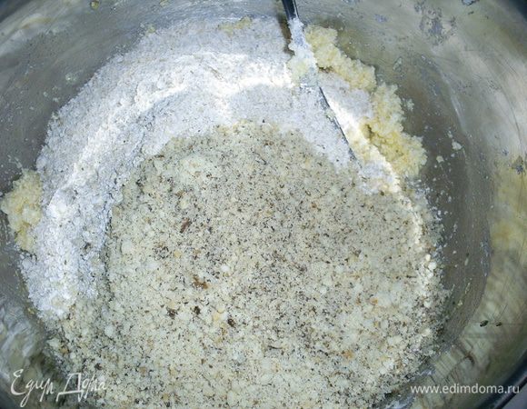 К полученной смеси добавляем молотые грецкие орехи и арахис, всыпаем семечки (не измельчаем) и овсяную муку.