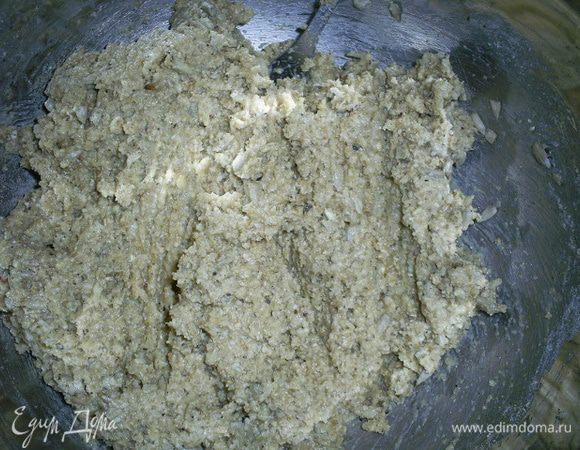 Замешиваем тесто, оно достаточно густое и липкое.