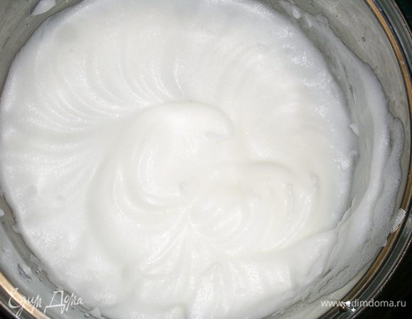 Белки взбиваем до устойчивых пиков.