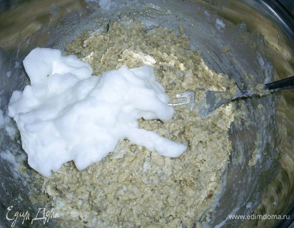 В три приема вводим белки в тесто. 