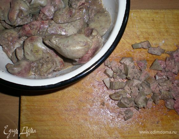 Куриную печень необходимо обжарить на сливочном масле 3-4 минуты. Не солите, чтобы печень не была сухой. Остудить и нарезать небольшими кусочками. Сок от жарки печени не выливайте. Мы его потом добавим в фарш.