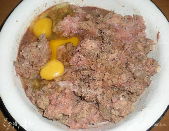 Теперь добавьте яйца, соль, перец и размешайте фарш до однородной консистенции.