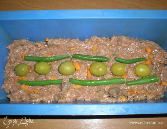 Морковь нарежьте маленькими кусочками. Я клала ее в фарш сырую. Стручковую фасоль отварите минуты три.
Выложите в силиконовую форму треть фарша, разложите морковку, фасоль и оливки.
