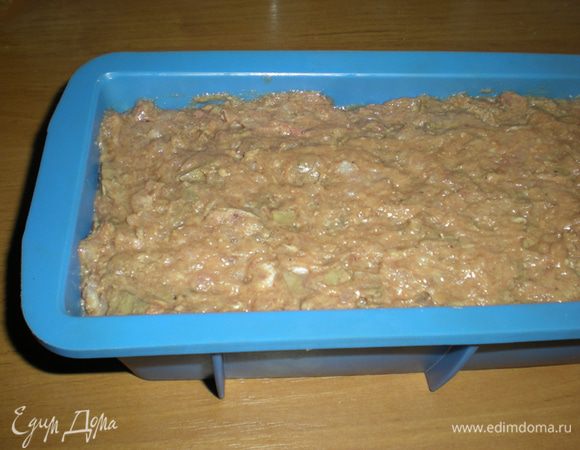 Сверху на овощи нужно распределить еще треть фарша, снова разложить овощи и накрыть оставшимся фаршем.