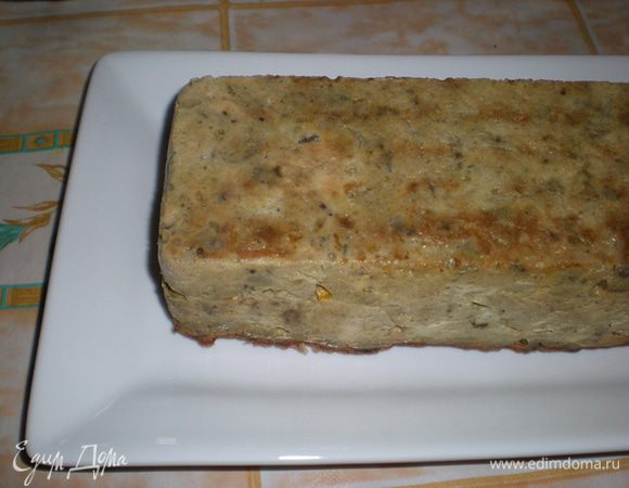 Поставьте форму с фаршем в духовку и выпекайте при температуре 180°С 60 минут.
Террин необходимо остудить (лучше оставить его на ночь в форме в холодильнике), вынуть из формы и нарезать ломтиками.
