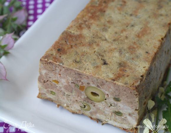 Подавать террин нужно в холодном виде. Можно подать с овощами, салатом, а можно как закуску.
