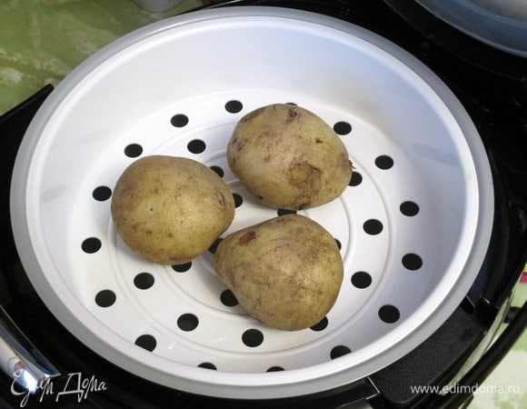 Очень удобно варить картофель в мундире в мультиварке на режиме "на пару" 10-15 минут в зависимости от размера. Затем остывший картофель нужно очистить и нарезать на 6-8 долек.