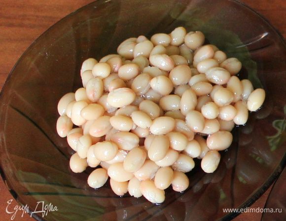 Фасоль можно как отварить предварительно замоченную сухую, так и просто использовать консервированную.