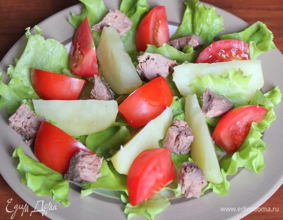 Консервированного тунца поломайте на кусочки, помидоры нарежьте дольками или кусочками. Эффектнее этот салат выглядит с половинками помидоров черри...
Добавьте фасоль, тунца и помидоры к остальным ингредиентам на блюдо.