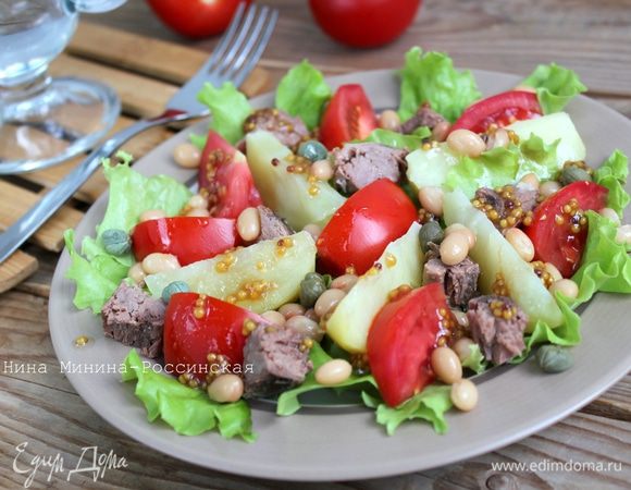 Полейте салат пикантной заправкой. 
Приятного аппетита!