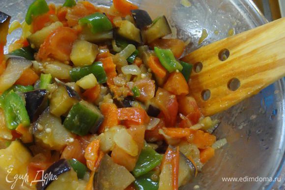 Переложить овощи в миску, добавить соль и молотый черный перец по вкусу.