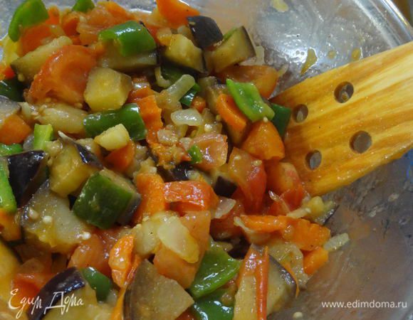 Переложить овощи в миску, добавить соль и молотый черный перец по вкусу.