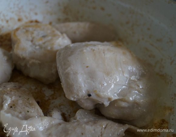 Куриную грудку обжарить на растительном масле.