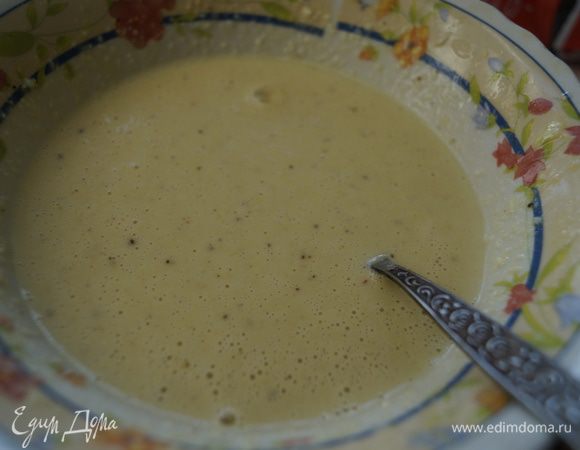 Для соуса отварить яйца 2-3 минуты. Остудить. Яйцо разбить и выложить содержимое в миску. Добавить сок лимона и горчицу, растительное и оливковое масло. Взбить погружным блендером. Филе анчоусов мелко порубить и добавить к соусу. Прибавить вустерский соус, поперчить и немного посолить, взбить снова блендером.