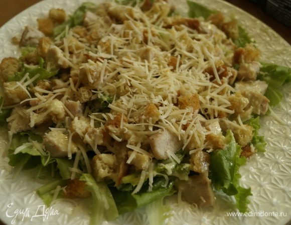 Полить соусом и посыпать тертым сыром