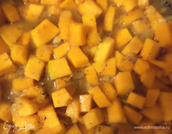 Тыкву нарезать кубиками. К луку добавить тыкву, влить 1.5 стакана горячей воды, накрыть крышкой и тушить 15-20 минут.
