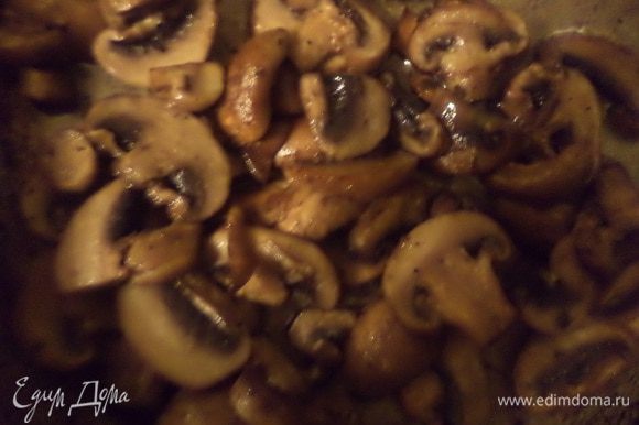Грибы порезать. В другой сковороде разогреть 3 ст. л. растительного масла, выложить грибы, посолить, поперчить и обжарить.