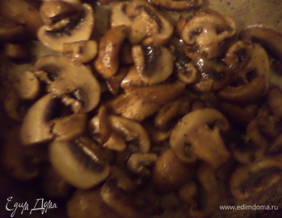 Грибы порезать. В другой сковороде разогреть 3 ст. л. растительного масла, выложить грибы, посолить, поперчить и обжарить.