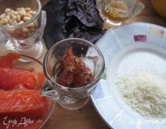 Варено-мороженые креветки разморозить, прогреть 10 минут на водяной бане, очистить, порезать, замариновать на 20 минут в смеси оливкового масла (1 ч.л.), цедры и  бальзамического уксуса. Сыр натереть на мелкой терке.