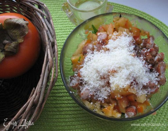Форель нарезать мелкими кубиками, орешки обжарить на сухой  сковороде.
Хурму помыть, удалить плодоножку, разрезать на 4 части, удалить косточки. Мелко порезать. Базилик и 1 листик  салата фриллис мелко порезать.
