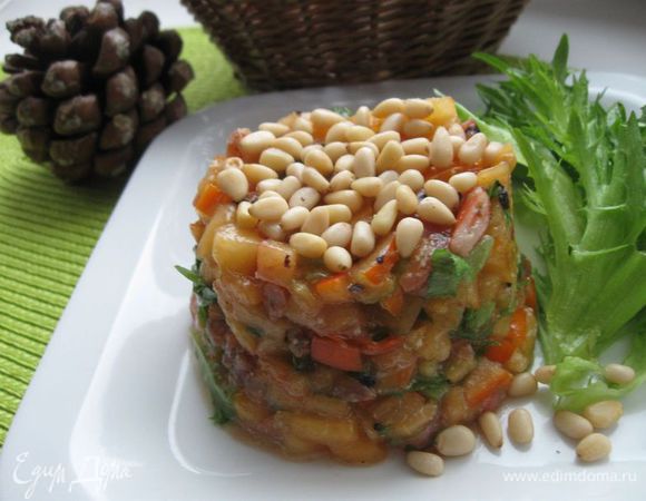 Оформить с помощью кольца, посыпать сверху орешками, украсить листиками фриллиса. 
Приятного аппетита!
