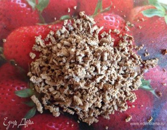 Вымытую и очищенную от лишних пленочек печень положить в кипящую подсоленную воду и варить 10 мин. после закипания. Остудить и потереть на крупной терке.