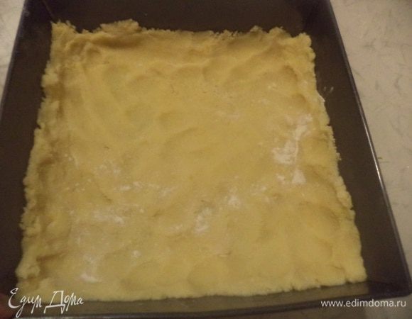 Форму для выпечки смазать маслом, выстлать форму тестом, сделав бортики.  Выпекать 10 - 15 минут при температуре 160 градусов.