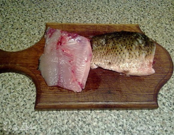 Рыбу почистить, удалить внутренности, голову, хвост. Я использовала 5 карпов по 700 граммов каждый. Отделить филе карпа от хребта. 