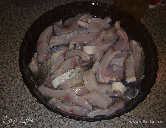 Филе порезать на кусочки не больше 1 см в ширину. 
Вымыть и залить уксусом. Оставить на 2–2,5 часа в холоде. Промыть под водой, жидкость можно слить через дуршлаг.
