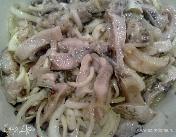 Выложить в миску и добавить нарезанный лук, чеснок (выдавить через чеснокодавку), сахар, соль, перец, лавровый лист и растительное масло. Все хорошо перемешать руками. 