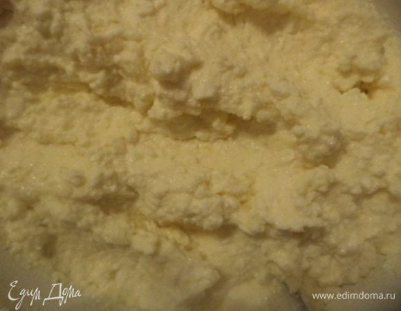 Для начинки творог протереть через сито. Добавить сахар, яйца, лимонную цедру, муку, ванильную эссенцию, тщательно перемешать.