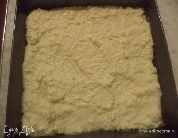 На подпечённый корж выложить творожную начинку и выпекать ещё 30 минут.