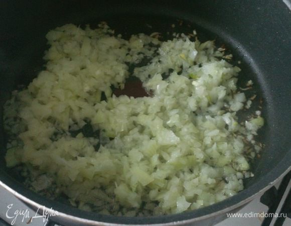 Разогреть в сковороде по 2 ст. л. сливочного и растительного масла. Слегка обжарить на нем одну мелко нарезанную луковицу.