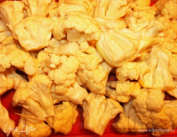 Капусту разделить на мелкие соцветия. Вскипятить воду с солью, погрузить туда капусту, подождать пока закипит, слить воду.