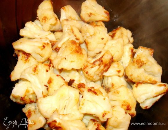 3 зубчика чеснока порезать, обжарить до готовности вместе с капустой. Капуста должна остаться хрустящей.