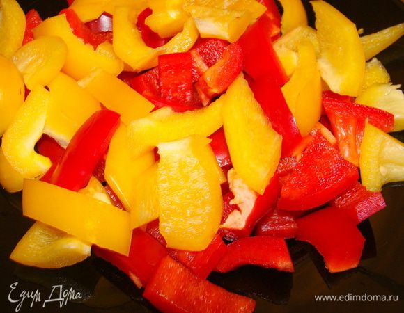 Перец красный и желтый порезать довольно крупными брусочками.