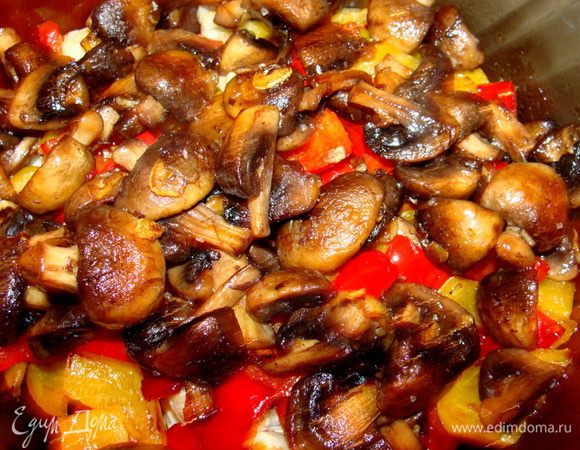 Обжарить с чесноком, солью и черным перцем.