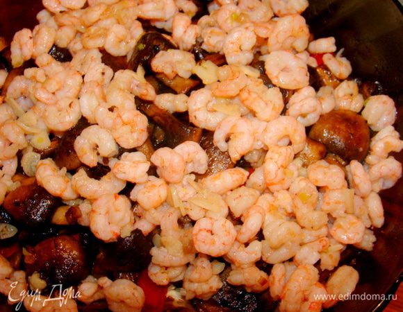 Креветки разморозить, обсушить, обжарить с чесноком.