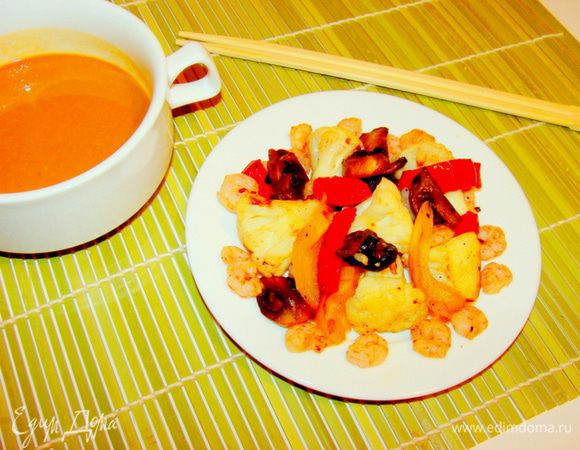 Муку обжарить до золотистого цвета, смешать с соусом соевым, водой и бальзамическим уксусом. Залить получившимся соусом овощи. Дать настояться 5 минут, перемешать.