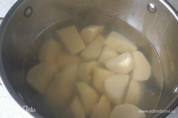 Картофель почистить и отварить.