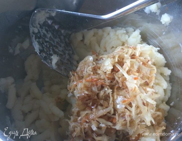 Горячий картофель размять и добавить капусту. Приправить солью и перцем, перемешать и остудить. 