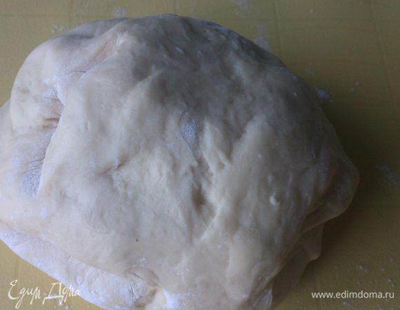 Замесить тесто для вареников и оставить его под миской на 15-20 минут.