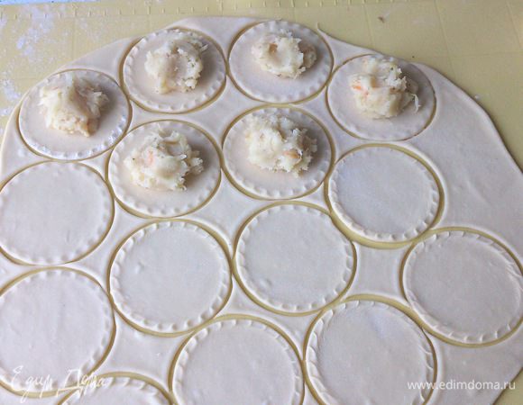 Раскатать тесто в тонкий пласт, вырезать формой кружочки и разложить начинку.