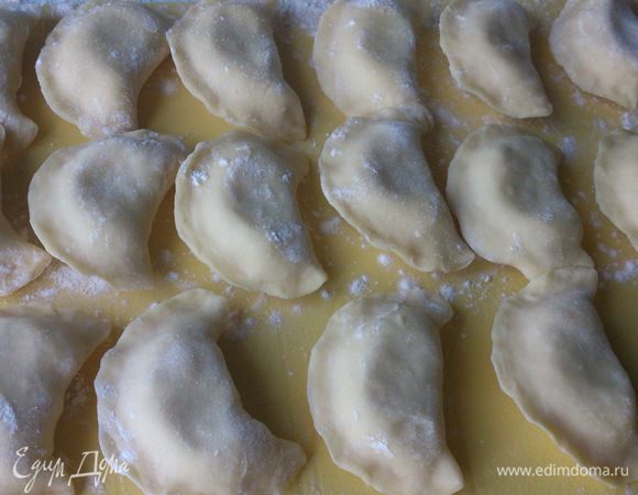 Слепить вареники, крепко защипывая края.
