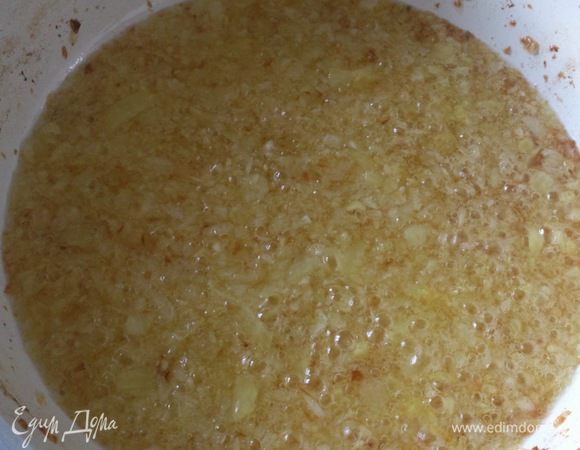 Разогреть в сковороде домашнее масло для поливки и обжарить в нем мелко нарезанную луковицу до золотистого цвета.