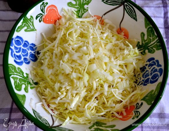 Половину небольшой луковицы нарезать очень мелко и добавить к капусте. Лучше всего использовать красный лук, но за неимением можно использовать и обыкновенный белый.  